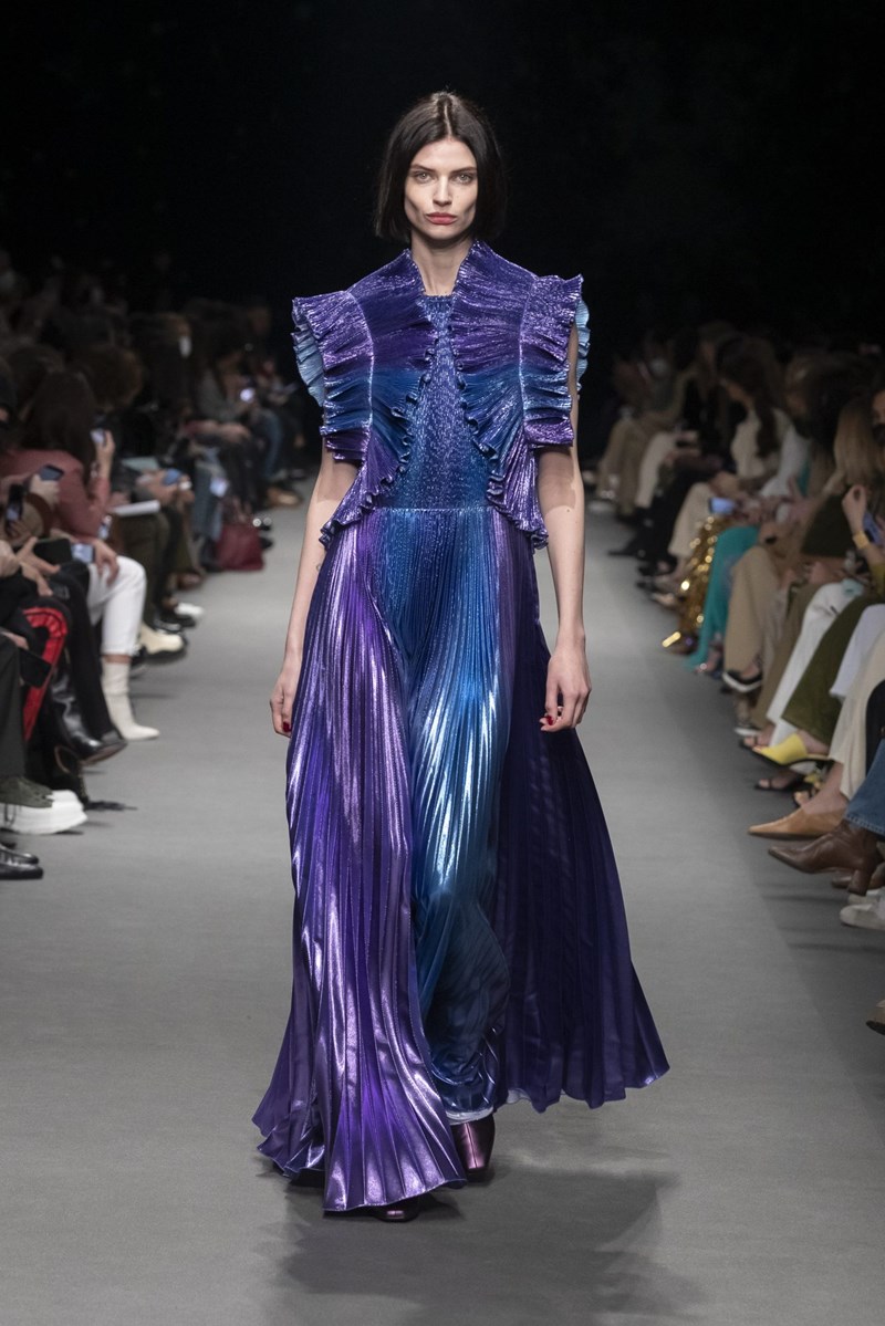 Η Alberta Ferretti πιστεύει πως οι γυναίκες έχουν ανάγκη να ονειρευτούν ξανά - εικόνα 17