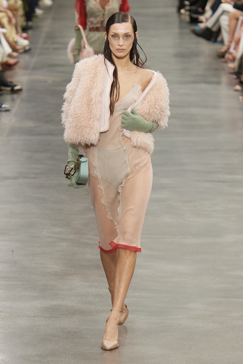 Fendi FW'22: Το power dressing αποκτά μία σύγχρονη (ακόμα πιο θηλυκή), σχεδόν ερωτική εκδοχή - εικόνα 6