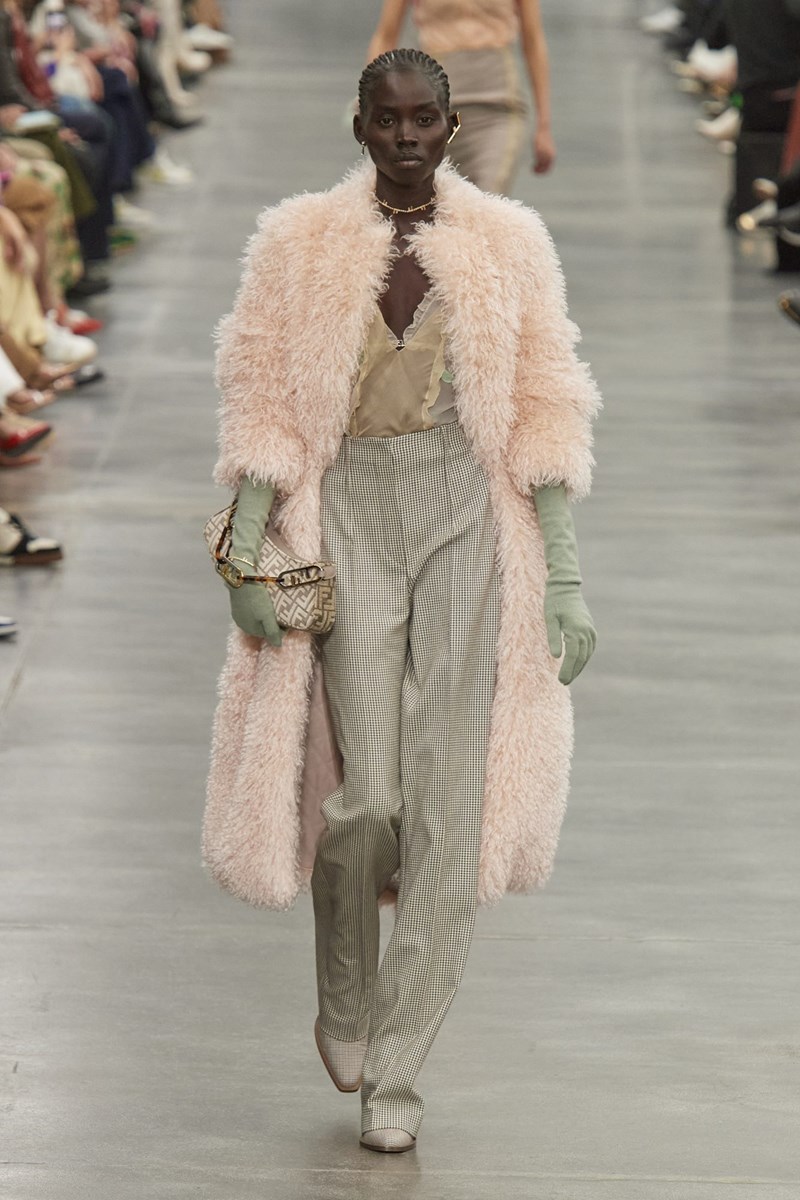 Fendi FW'22: Το power dressing αποκτά μία σύγχρονη (ακόμα πιο θηλυκή), σχεδόν ερωτική εκδοχή - εικόνα 3