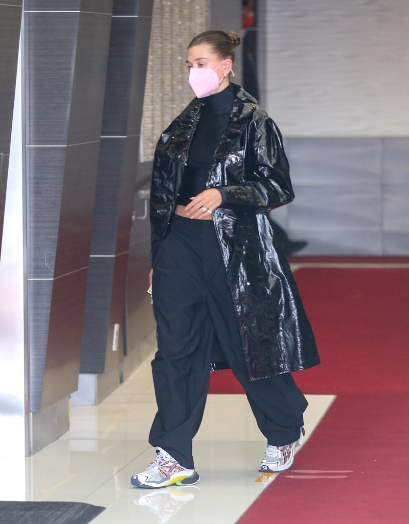 4 looks της Hailey Bieber που επιβεβαιώνουν πως το casual δεν είναι βαρετό. Το street style στα καλύτερά του! - εικόνα 4