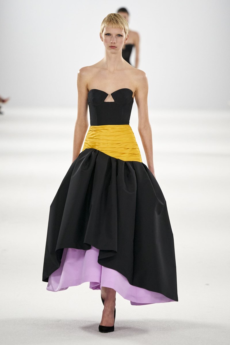 Η νέα συλλογή του οίκου Carolina Herrera για το Φθινόπωρο του 2022 ήταν ένας φόρος τιμής στην Mrs. Herrera - εικόνα 11