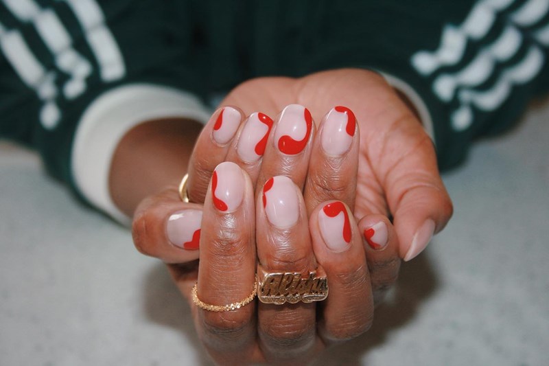 red nails 