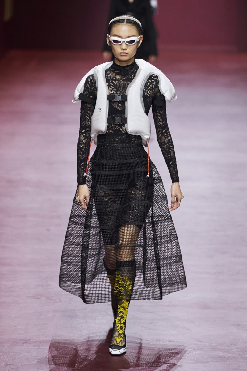Dior FW22: Όταν η τεχνολογία συνάντησε την κομψότητα, γεννήθηκε η «επόμενη εποχή» του οίκου - εικόνα 3