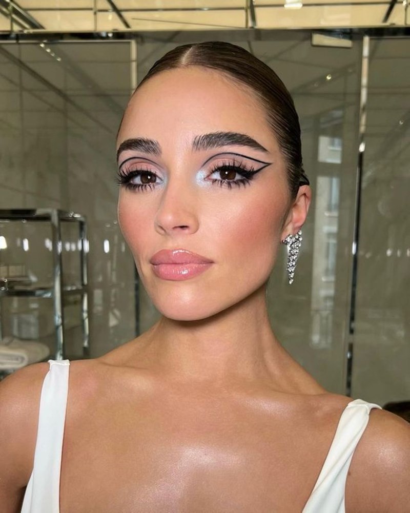 negtaive space eyeliner 