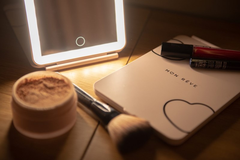 Καθρέφτη, καθρεφτάκι μου: Το beauty gadget που οι editors του ELLE.gr έχουν μαζί τους πάντα και παντού - εικόνα 1