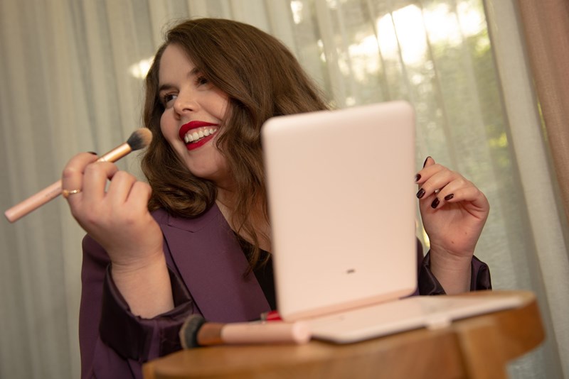 Καθρέφτη, καθρεφτάκι μου: Το beauty gadget που οι editors του ELLE.gr έχουν μαζί τους πάντα και παντού - εικόνα 12