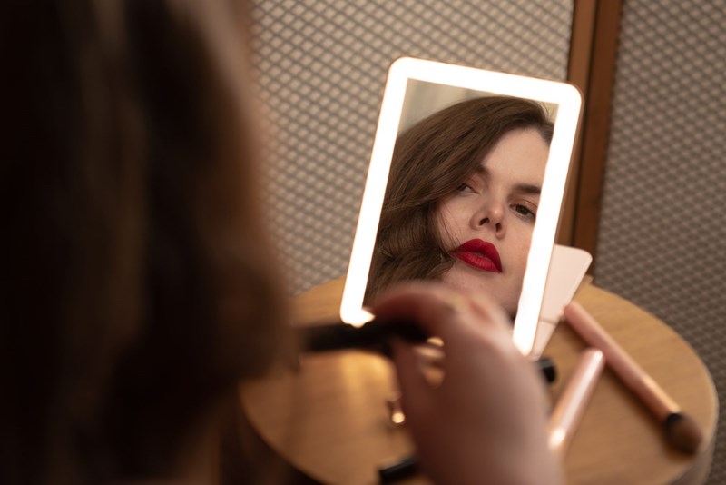 Καθρέφτη, καθρεφτάκι μου: Το beauty gadget που οι editors του ELLE.gr έχουν μαζί τους πάντα και παντού - εικόνα 14