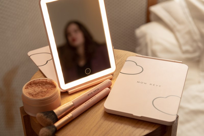 Καθρέφτη, καθρεφτάκι μου: Το beauty gadget που οι editors του ELLE.gr έχουν μαζί τους πάντα και παντού - εικόνα 13