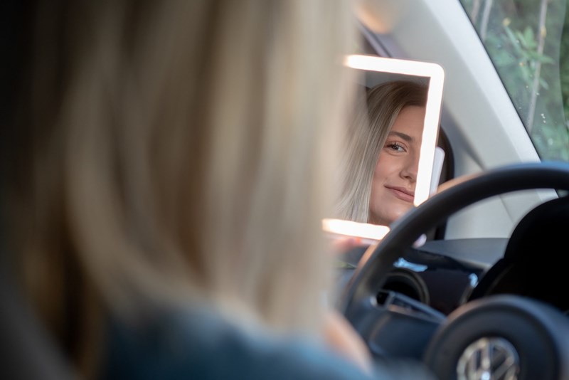 Καθρέφτη, καθρεφτάκι μου: Το beauty gadget που οι editors του ELLE.gr έχουν μαζί τους πάντα και παντού - εικόνα 3