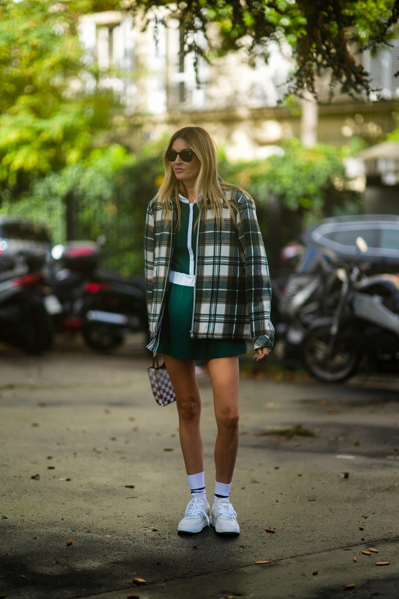 Φορέματα & Sneakers: 8 υπέροχοι συνδυασμοί για τώρα αλλά και το φθινόπωρο που έρχεται - εικόνα 4