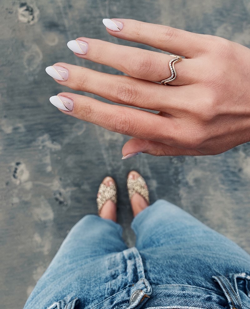 Milky white nails: 7 ιδέες για να υιοθετήσεις το μεγαλύτερο trend στο μανικιούρ - εικόνα 2