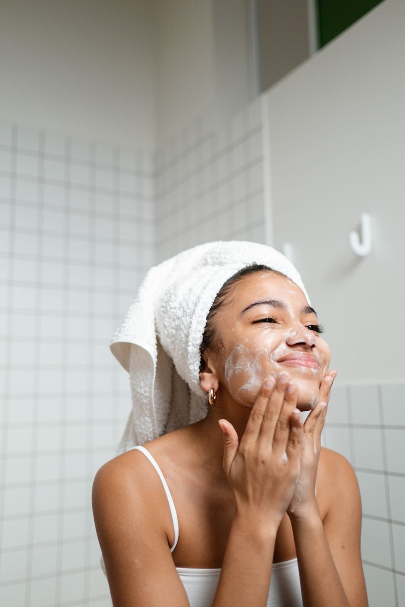 Έχεις ξηρή επιδερμίδα; 3 skincare συνήθειες που πρέπει οπωσδήποτε να αποφύγεις - εικόνα 1
