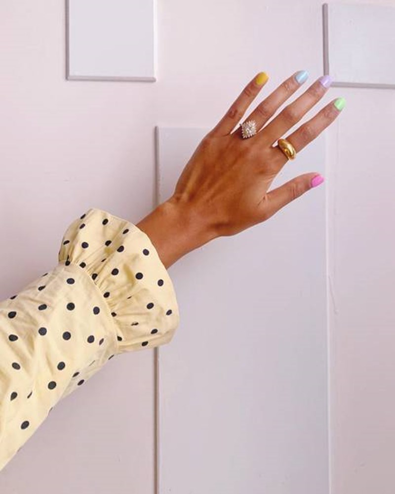 Αυτά τα colorful μανικιούρ μάς μεταφέρουν κατευθείαν στο καλοκαίρι - εικόνα 6