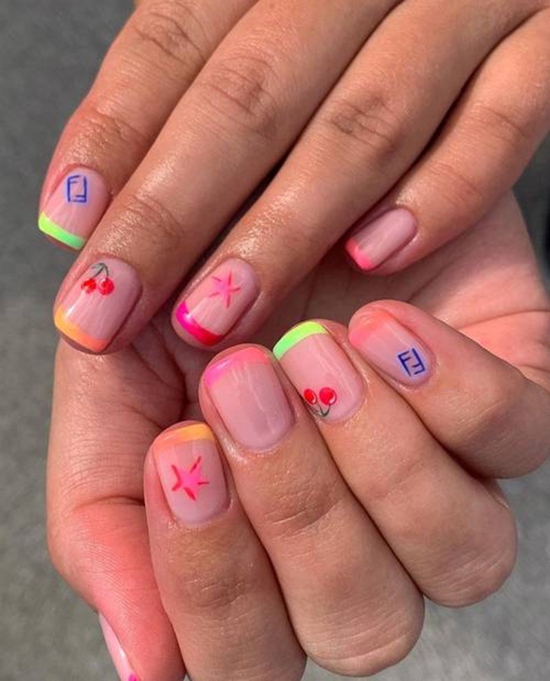 Αυτά τα colorful μανικιούρ μάς μεταφέρουν κατευθείαν στο καλοκαίρι - εικόνα 3