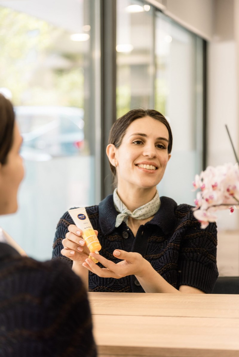 Τα ELLE girls ανοίγουν τα νεσεσέρ με τα αντηλιακά τους και αποκαλύπτουν τους πιστούς συμμάχους τους - εικόνα 15