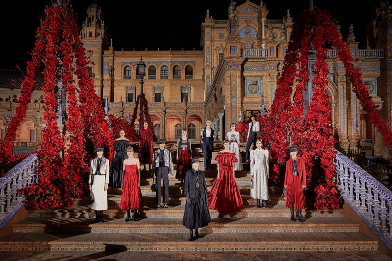 Dior Cruise 2023: Όταν η γαλλική φινέτσα συναντά το ισπανικό ταμπεραμέντο - εικόνα 1