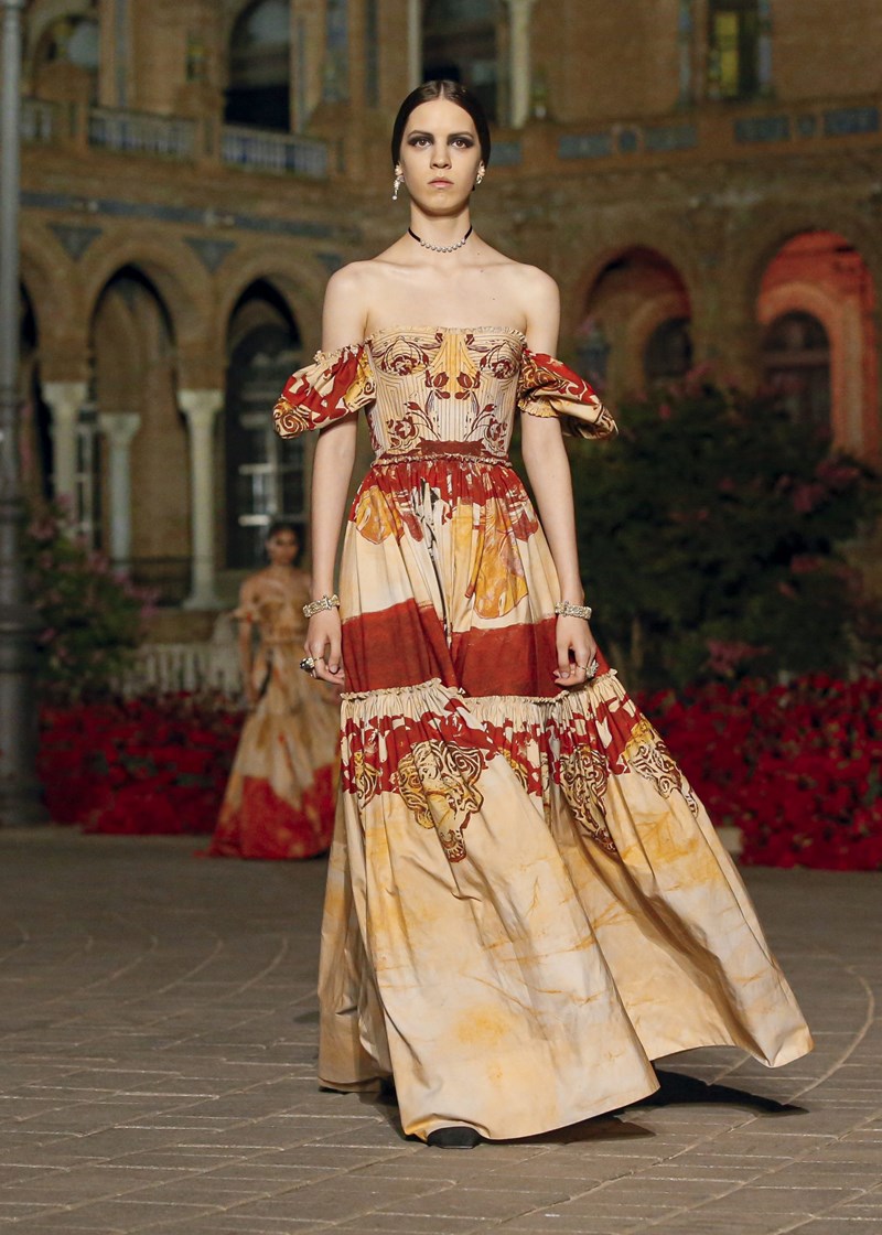 Dior Cruise 2023: Όταν η γαλλική φινέτσα συναντά το ισπανικό ταμπεραμέντο - εικόνα 11