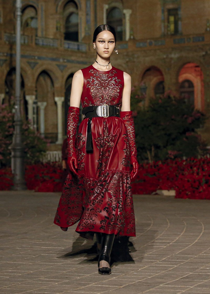 Dior Cruise 2023: Όταν η γαλλική φινέτσα συναντά το ισπανικό ταμπεραμέντο - εικόνα 8