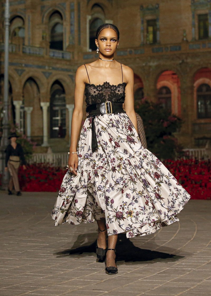 Dior Cruise 2023: Όταν η γαλλική φινέτσα συναντά το ισπανικό ταμπεραμέντο - εικόνα 13