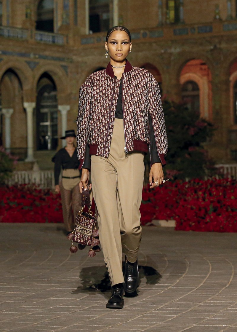 Dior Cruise 2023: Όταν η γαλλική φινέτσα συναντά το ισπανικό ταμπεραμέντο - εικόνα 16