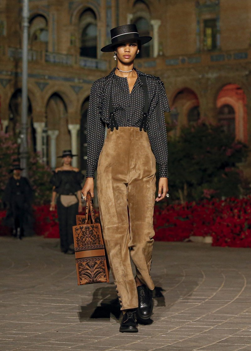 Dior Cruise 2023: Όταν η γαλλική φινέτσα συναντά το ισπανικό ταμπεραμέντο - εικόνα 12