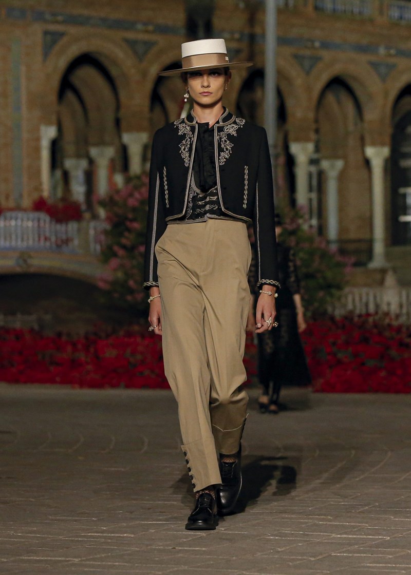 Dior Cruise 2023: Όταν η γαλλική φινέτσα συναντά το ισπανικό ταμπεραμέντο - εικόνα 9