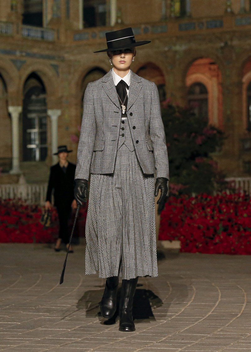 Dior Cruise 2023: Όταν η γαλλική φινέτσα συναντά το ισπανικό ταμπεραμέντο - εικόνα 14