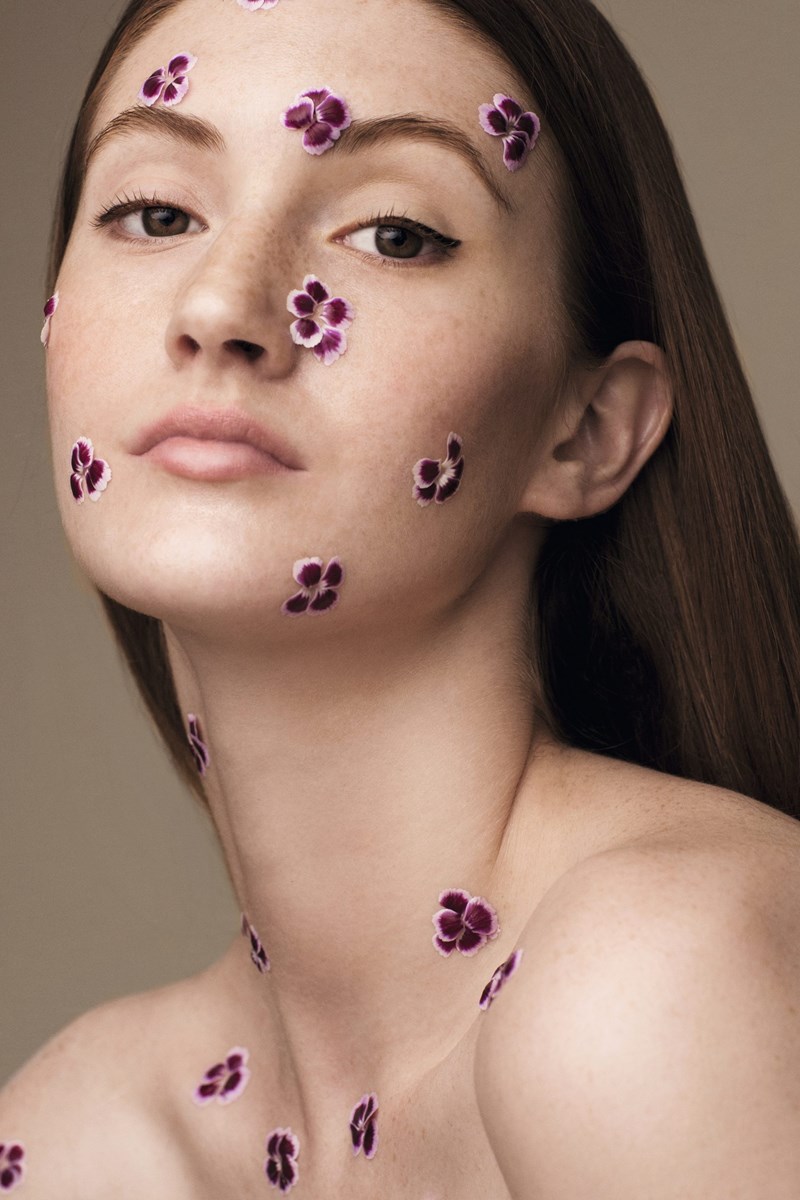 Flower Βomb: Αυτά τα make up looks αντλούν έμπνευση από τη μαγεία των λουλουδιών - εικόνα 4