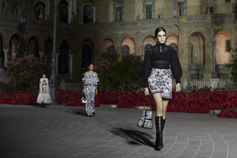 Dior Cruise 2023: Όταν η γαλλική φινέτσα συναντά το ισπανικό ταμπεραμέντο - εικόνα 3