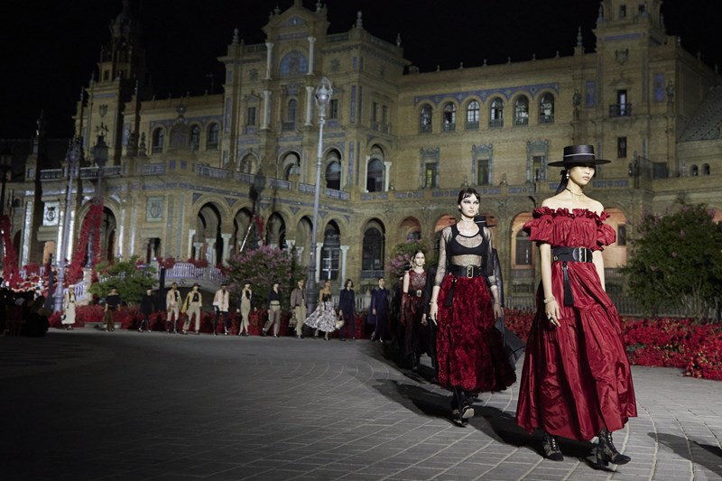 Dior Cruise 2023: Όταν η γαλλική φινέτσα συναντά το ισπανικό ταμπεραμέντο - εικόνα 2