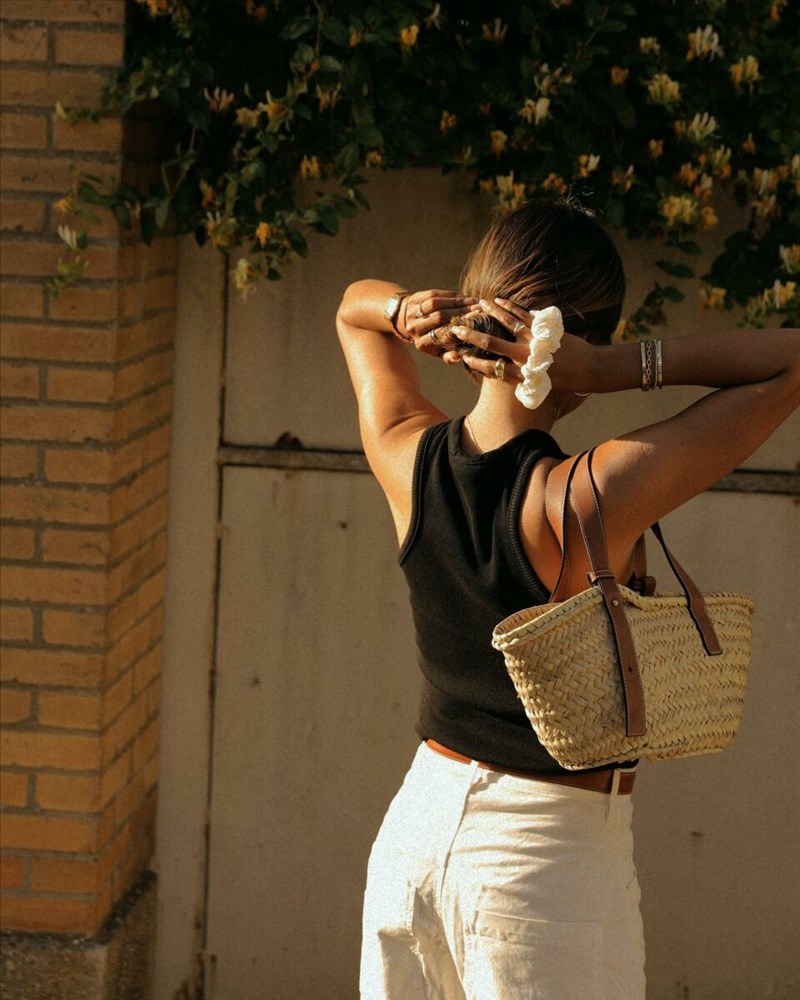 Tank tops: Τα μπλουζάκια που θέλουμε να πάρουμε οπωσδήποτε μαζί μας στις διακοπές #shopping - εικόνα 1