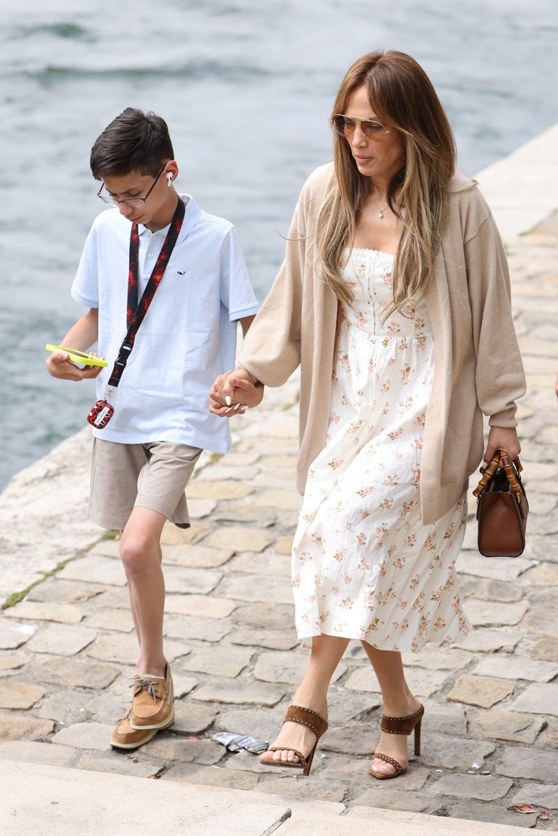Jennifer in Paris: Τα χτενίσματα της Jennifer Lopez από το honeymoon της στο Παρίσι είναι η έμπνευση που χρειάζεστε για τις διακοπές - εικόνα 1