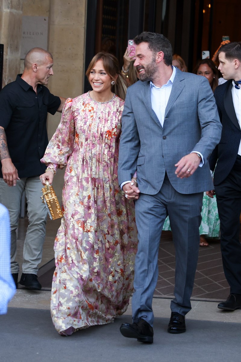 Jennifer in Paris: Τα χτενίσματα της Jennifer Lopez από το honeymoon της στο Παρίσι είναι η  έμπνευση που χρειάζεστε για τις διακοπές - εικόνα 2