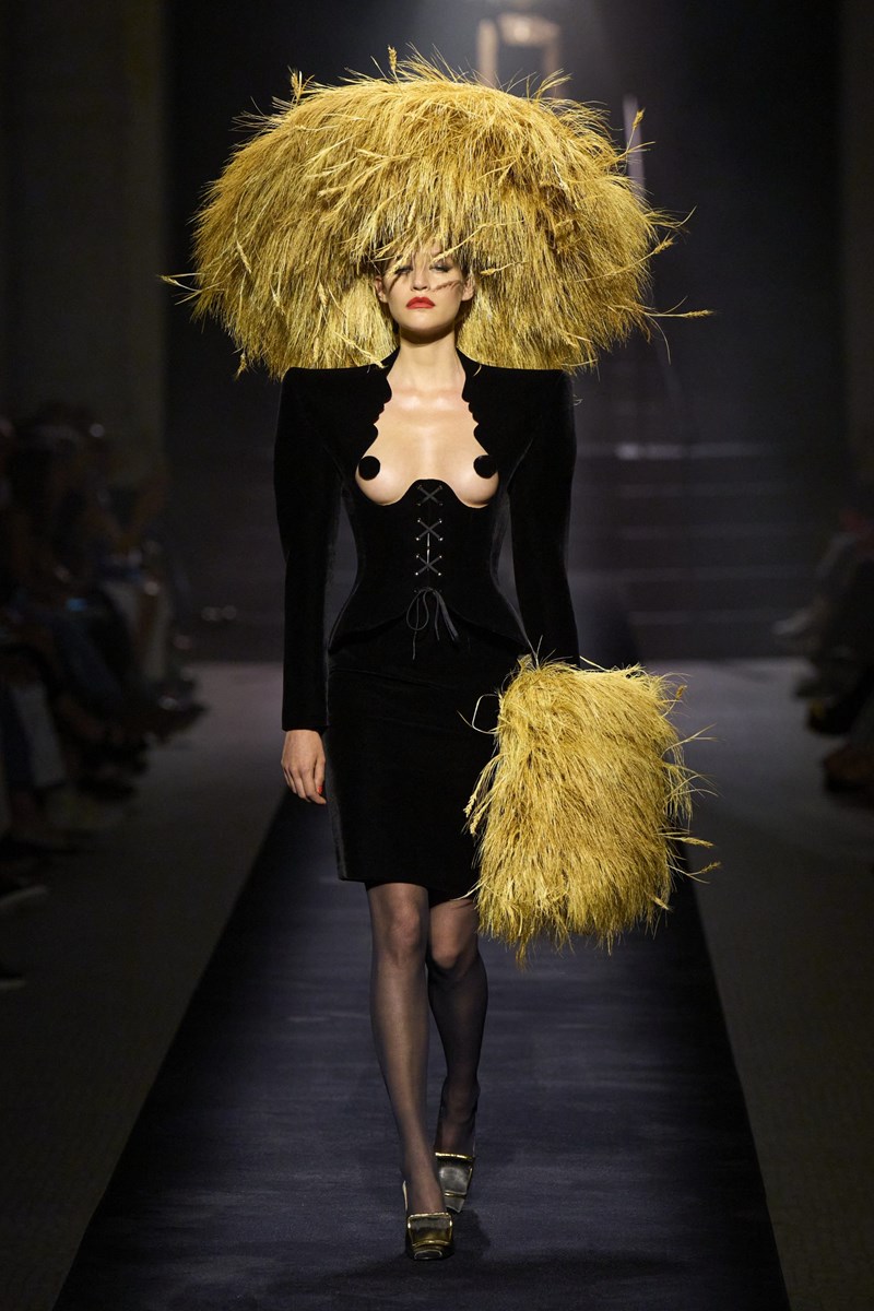 Ο οίκος Schiaparelli έδωσε το σύνθημα για την έναρξη της Couture Week AW22-23 - εικόνα 1