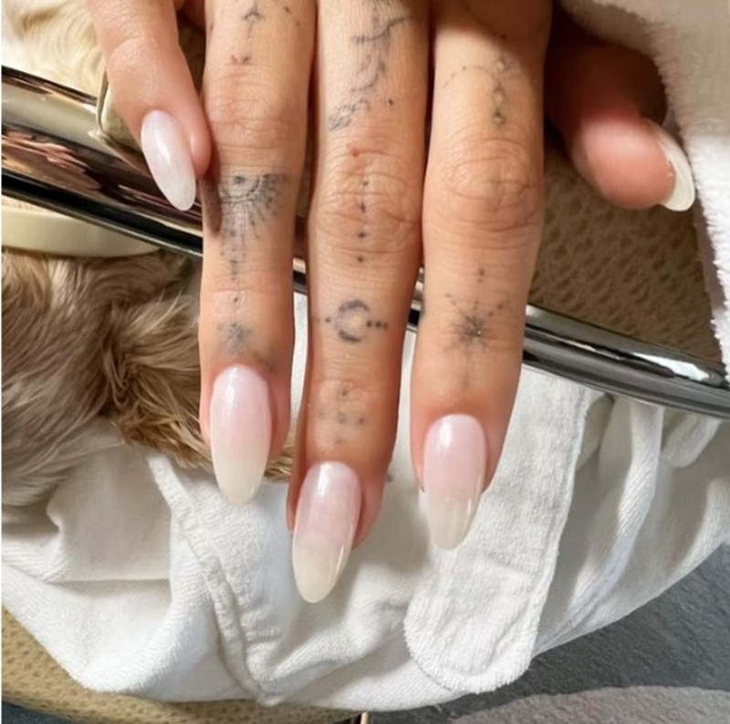 7 μανικιούρ της Hailey Bieber σκέτος έρωτας - εικόνα 6