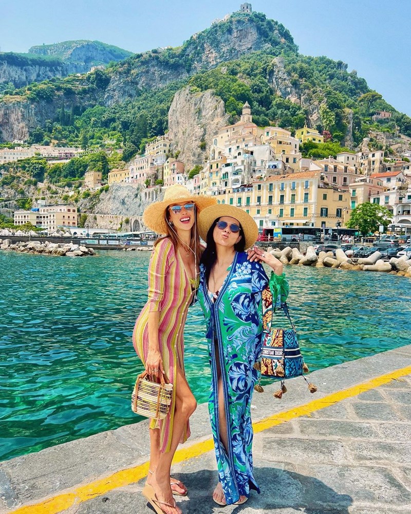 When in Italy: Η Alessandra Ambrosio μάς δείχνει πώς να δημιουργήσουμε το απόλυτο beach look - εικόνα 1