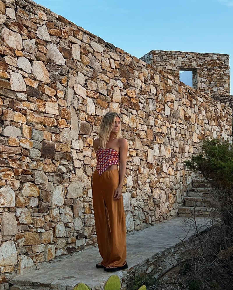 4 κλασικά outfits που φωνάζουν «καλοκαίρι» με ελάχιστη προσπάθεια - εικόνα 10