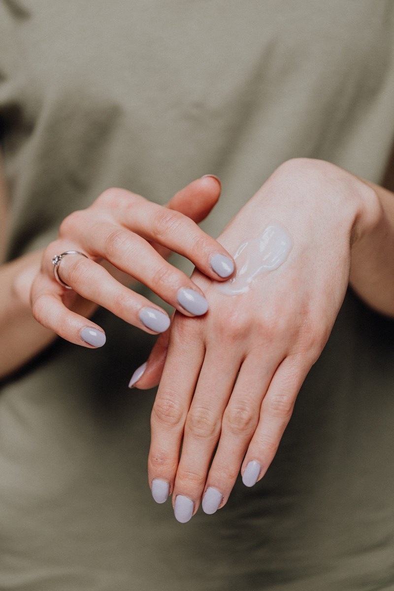 Mani Like A Pro: Τα steps για να κάνεις μόνη σου το μανικιούρ σου στο σπίτι και μάλιστα σαν επαγγελματίας - εικόνα 1