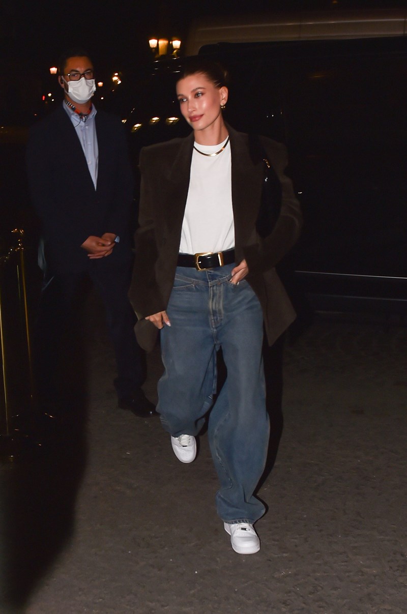 Hailey Bieber: Ο απροσδόκητος τρόπος που μας προτείνει να φορέσουμε το little black dress - εικόνα 4