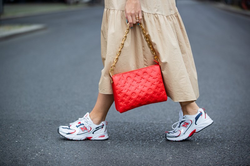 Αυτά είναι τα μόνα sneakers που ταιριάζουν άψογα με τα φορέματά σου - εικόνα 4