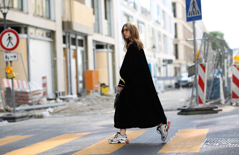 Αυτά είναι τα μόνα sneakers που ταιριάζουν άψογα με τα φορέματά σου - εικόνα 2