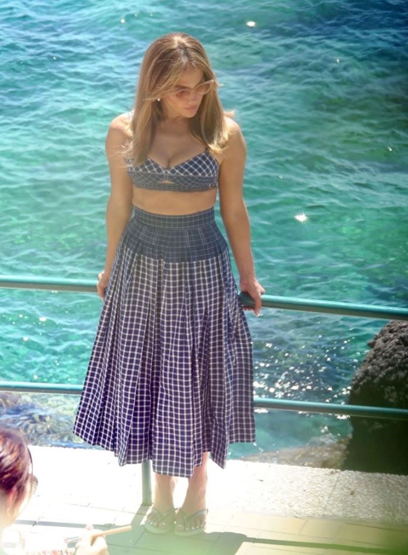 Το τέλειο island look υπάρχει και μόλις το φόρεσε η Jennifer Lopez - εικόνα 1