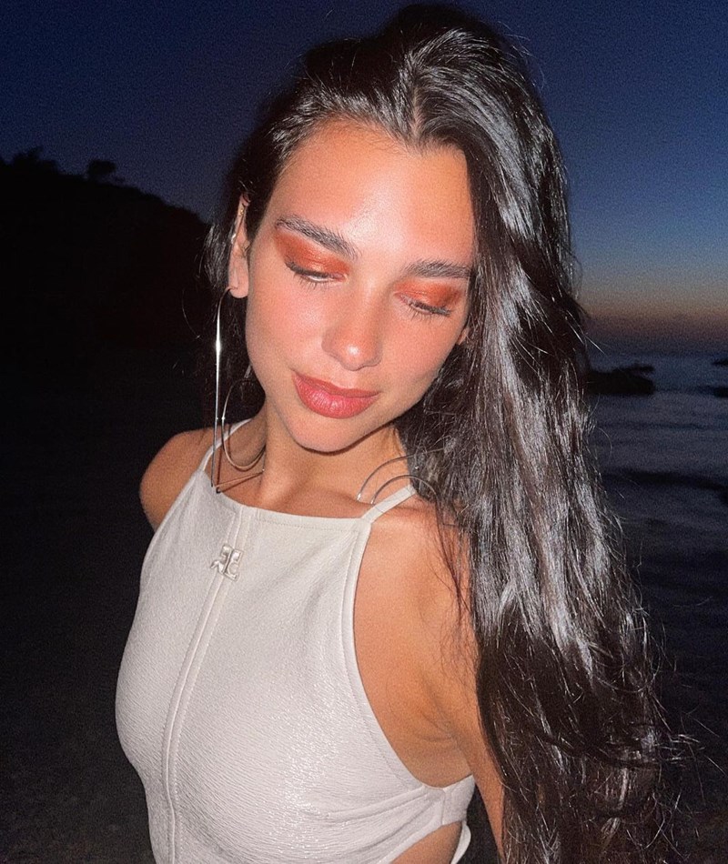 Η Dua Lipa μας δείχνει το μεγαλύτερο trend στο μακιγιάζ - εικόνα 1