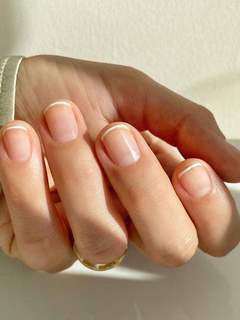 Micro French Mani: Δεν μπορούμε να ξεκολλήσουμε από αυτό το μανικιούρ - εικόνα 2