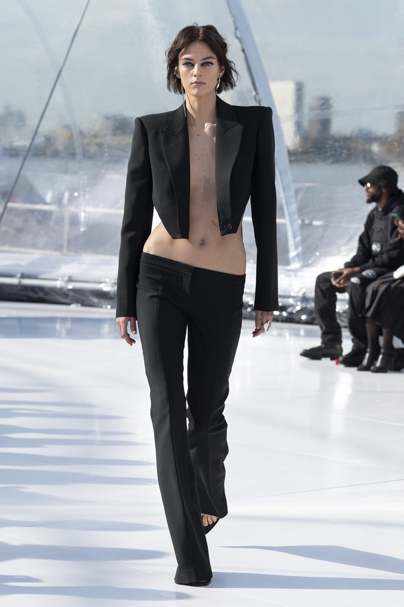 Alexander McQueen SS23: Ο Ιερώνυμος Μπος και το μάτι ως σύμβολο ανθρωπιάς στο επίκεντρο της νέας συλλογής - εικόνα 2