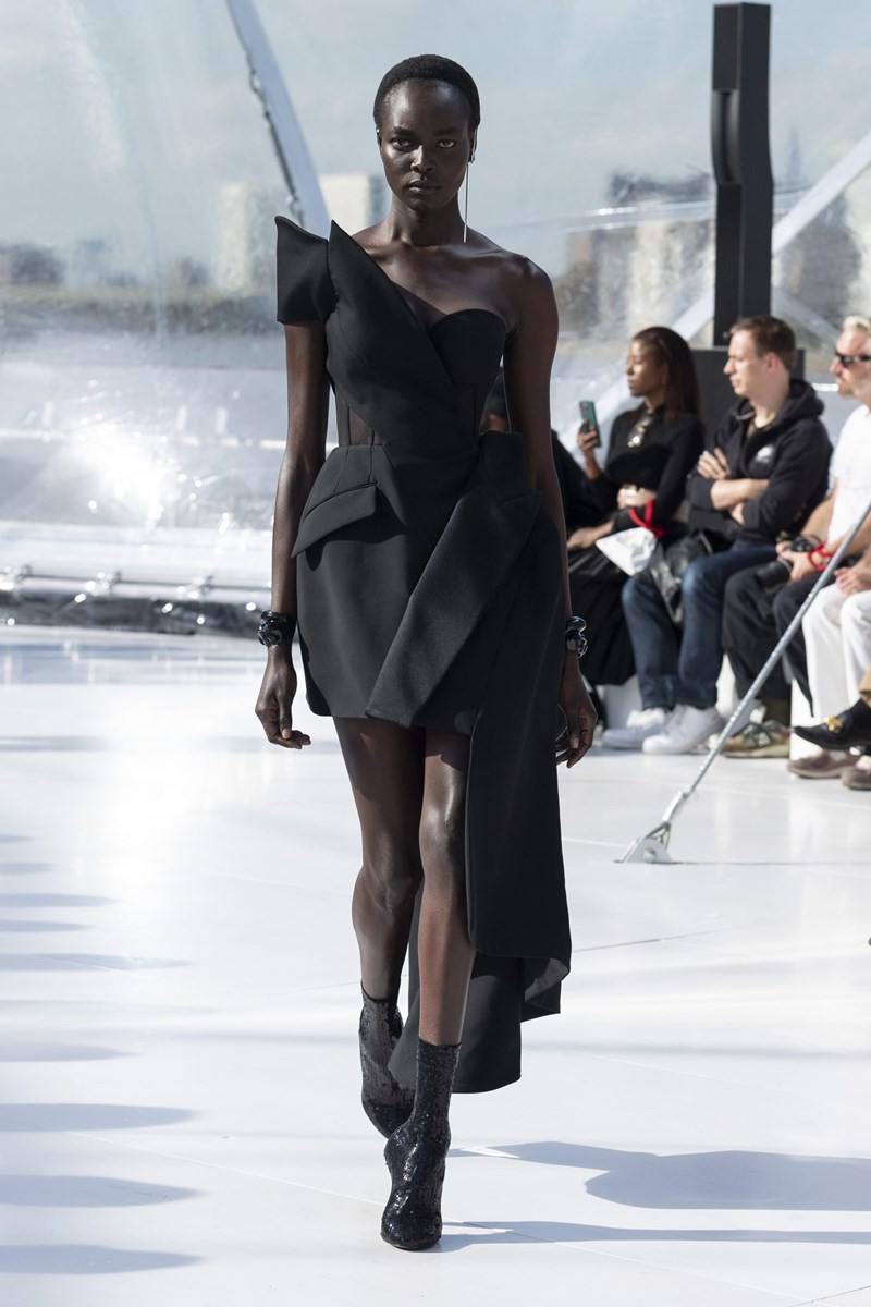 Alexander McQueen SS23: Ο Ιερώνυμος Μπος και το μάτι ως σύμβολο ανθρωπιάς στο επίκεντρο της νέας συλλογής - εικόνα 4