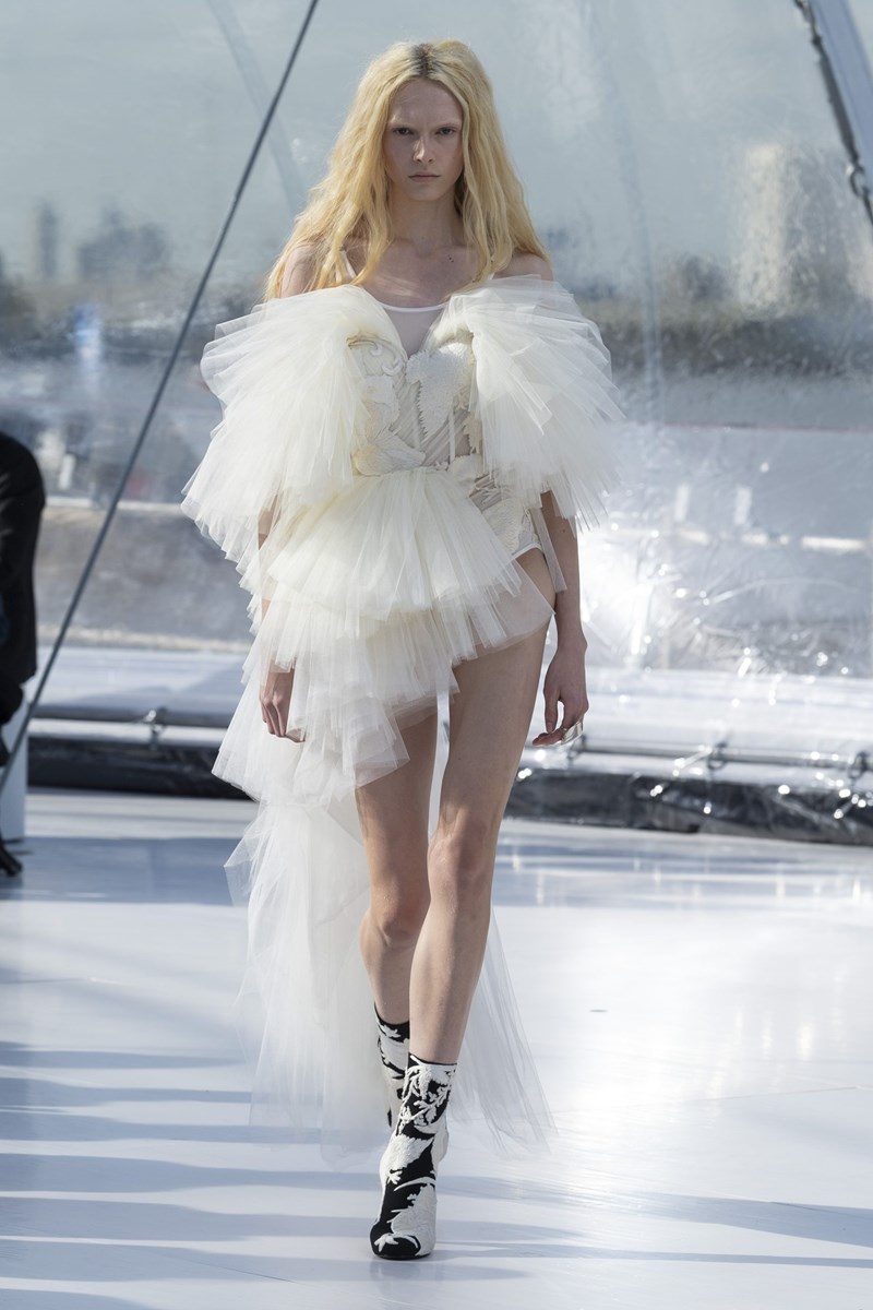 Alexander McQueen SS23: Ο Ιερώνυμος Μπος και το μάτι ως σύμβολο ανθρωπιάς στο επίκεντρο της νέας συλλογής - εικόνα 9