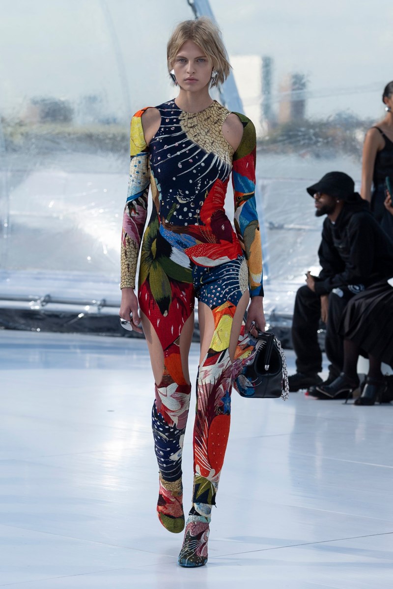 Alexander McQueen SS23: Ο Ιερώνυμος Μπος και το μάτι ως σύμβολο ανθρωπιάς στο επίκεντρο της νέας συλλογής - εικόνα 6