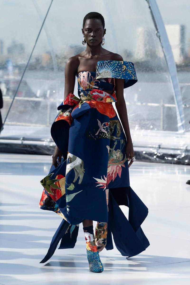 Alexander McQueen SS23: Ο Ιερώνυμος Μπος και το μάτι ως σύμβολο ανθρωπιάς στο επίκεντρο της νέας συλλογής - εικόνα 1