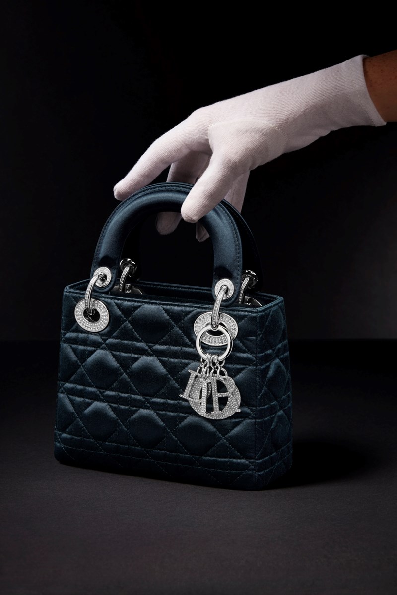 O Dior αποκαλύπτει την επανέκδοση της εμβληματικής τσάντας "Lady Dior" που κρατούσε η Diana - εικόνα 2
